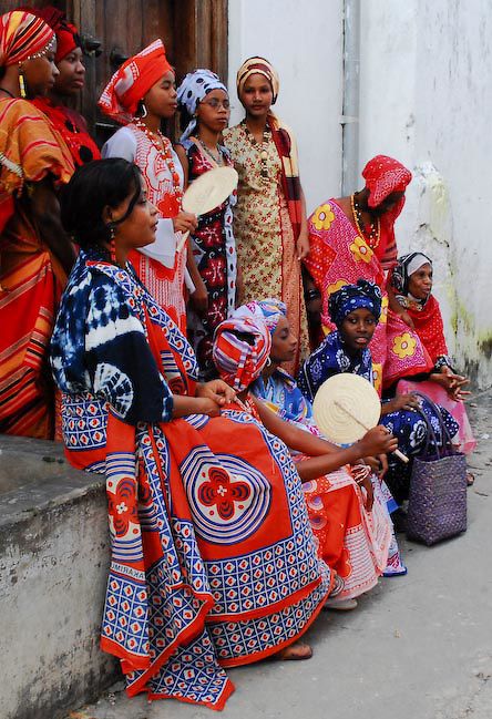 African women from  East Africa wearing bright cotton kangas East African Clothing, East African Fashion, East African Culture, Swahili Aesthetic, East African Aesthetic, East African Women, Swahili Culture, African Festival, Africa Aesthetic