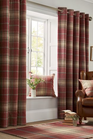 Country Living Room Curtains Ideas, Check Curtains Living Room, Cosy Tartan Living Room, Red Tartan Living Room, Plaid Curtains Living Room, Tartan Living Room, Tartan Curtains Living Room, Tartan Roller Blinds, Red Plaid Sofa Country Living