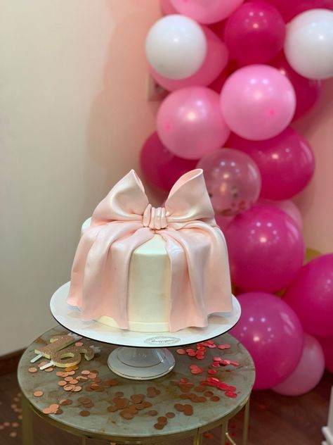 cake with bow Cake With Bow On Top, Pink Bow Birthday Cake, Cakes Decorated With Flowers, Pink Bow Cake, Bow Birthday Cake, Cake With Bow, 15th Birthday Cakes, Cakes Decorated, Bow Cake