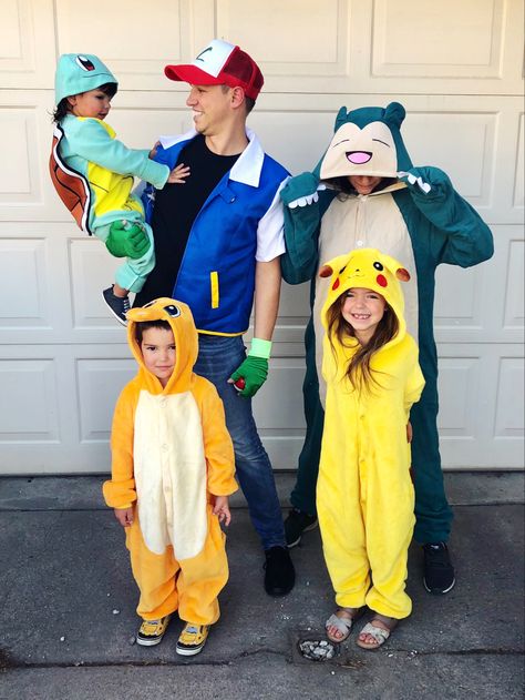 Family Costume Pokemon, Pikachu Family Costume, Family Anime Costumes, Pokemon Customes Halloween, Halloween Pokemon Costumes, Pokémon Couple Costume, Anime Family Costumes, Family Pokemon Costumes Halloween, Pokemon Group Costume