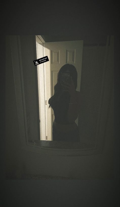 Mirror Pic Girly, Dark Mirror Pics, Faceless Mirror Pics, Mirror Pic No Face, Fake Mirror Pic, Latina Mirror Selfie, Latina Girl Aesthetic, Mirror Pics No Face