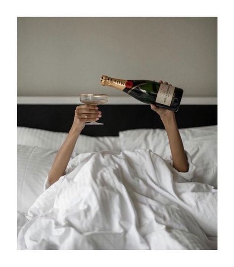 Best Champagne, Wine Photography, Hotel Bed, Birthday Pictures, Current Mood, Birthday Photoshoot, Favorite City, Birthday Photos, Hotels Room