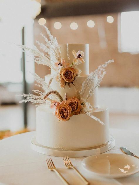 36 Fall Wedding Cakes That Will Leave You Speechless Pampas Wedding Cake, Simple Boho Cake, Simple Fall Wedding Cakes, Wedding Cakes Orange, Simple Fall Wedding, Autumn Wedding Cake, Boho Chic Wedding Cake, Bohemian Wedding Cake, Orange Wedding Cake