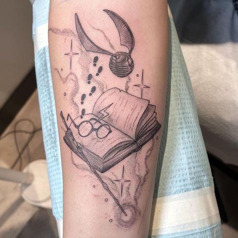 Book Tattoo Harry Potter, Harry Potter Books Tattoo, Harry Potter Book Tattoo, Harry Potter Tattoo Unique, Library Tattoo, Harry Potter Tattoo Ideas, Harry Potter Tattoo Sleeve, Nature Tattoo Ideas, Hp Tattoo