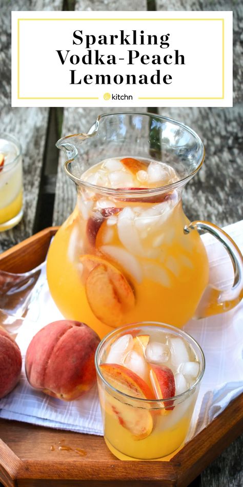 Pitcher Cocktails, Peach Cocktail, Peach Lemonade, Mixed Drinks Alcohol, Yummy Alcoholic Drinks, Refreshing Drinks Recipes, Boozy Drinks, Drinks Alcohol, Mixed Drinks Recipes