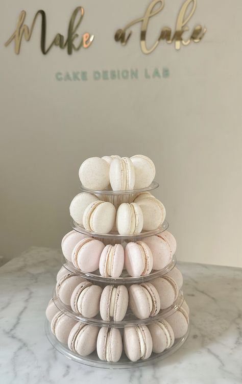 A piramide of macarons.  #CakeArt #Macarons Bridal Shower Macarons, Macaroon Tray, Tray Display, 15th Birthday, Macaroons, Engagement Party, Corporate Events, Macarons, Bridal Shower