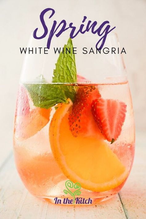 Poolside Meals, Minuman Seger, Strawberry Peach Sangria, Red Wine Spritzer, Sangria Summer, Mango Sangria, Best Sangria Recipe, Summer Sangria Recipes, Watermelon Sangria