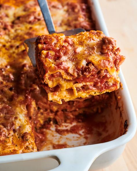 Martha Stewart's lasagna with meat sauce sliced out on spatula. Mozambique Recipes, Ultimate Lasagna Recipe, Casseroles Easy, Worlds Best Lasagna, Classic Lasagna Recipe, Turkey Lasagna, Italian Lasagna, Homemade Meat Sauce, Best Lasagna