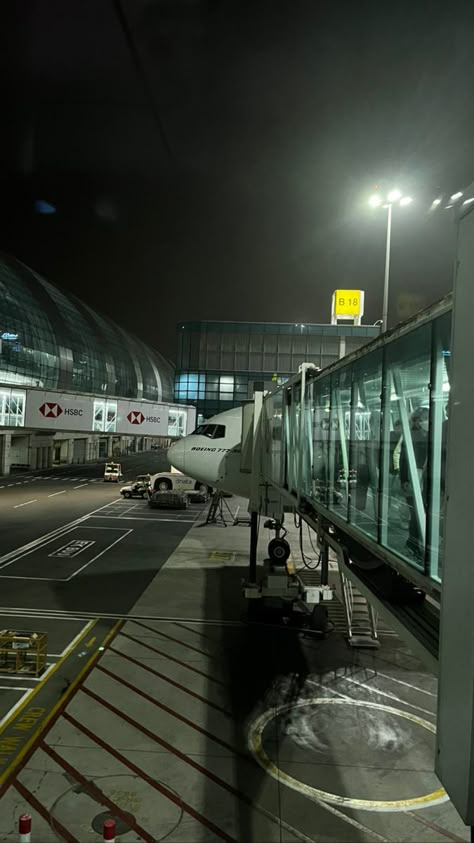 airport Airplane At Night Aesthetic, Airport At Night Aesthetic, Airport At Night, At Night Aesthetic, Airplane Aesthetic, Airport Vibes, Toronto Airport, Airport Aesthetic, London Dreams