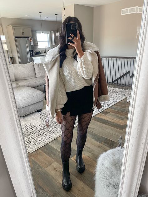 Mini Skirt Outfit Tights, Outfits For Winter Cold Weather, Chelsea Boots Skirt, Outfit Chunky Boots, Mock Neck Sweater Outfit, Gucci Tights Outfit, Boots And Skirt Outfit, Black Skort Outfit, Mini Skirts With Tights