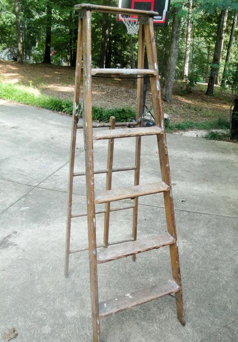 How To Make A Ladder, Hanging Ladder On Wall, Ladder On Wall, Diy Wooden Ladder, Old Wood Ladder, Repurposed Ladders, Ladder Shelf Diy, Old Wooden Ladders, Wooden Ladder Shelf