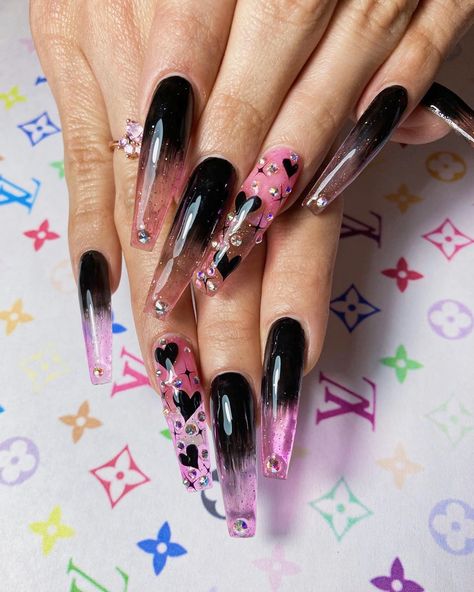 🎀💅🏻𝑵𝑨𝑰𝑳$ 4 BAD GIRLS💅🏻🎀 on Instagram: “🖤💗Black faded🖤💗 amo diseñarle las uñas a mi bb @_aliii la reina del pink jelly . . #jellynails #pinkjelly #glitternails #crazynails…” Flames Nails, Nails Goth, Girls Nail Designs, Edgy Nails, Goth Nails, Grunge Nails, Her Nails, Really Cute Nails, Nails Halloween