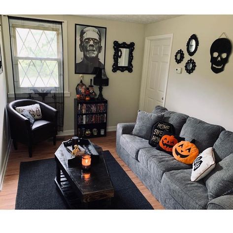 Living Room Goth, Gothic Apartment Decor, Gothic Apartment, Gothic Homes, Minimalist Goth, Halloween Bedroom Decor, Elegant Bedroom Decor, Halloween Bedroom, Dark Home Decor