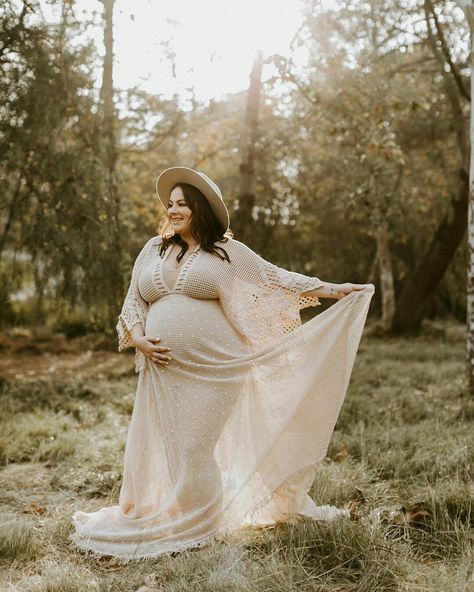 Plus Size Boho Maternity Photos, Plus Size Maternity Outfits For Photoshoot, Maternity Shoot Ideas Plus Size, Maternity Session Plus Size, Maternity Photos For Plus Size Women, Tan Maternity Dress Photoshoot, Maternity Photo Shoot Plus Size, Maternity Poses Plus Size, Maternity Photography Plus Size Couples