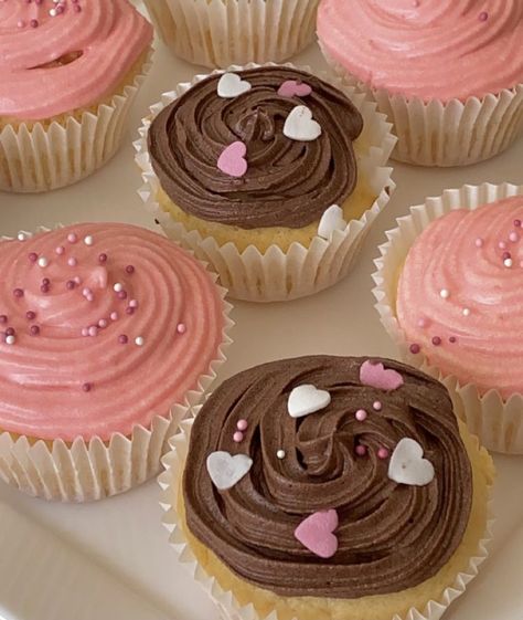 Cute Baking Ideas Aesthetic, Valentines Baking Aesthetic, Cupcake Inspo Aesthetic, Valentines Cake Aesthetic, Cute Cupcakes Aesthetic, Coquette Cupcakes, Cute Pastries, Aesthetic Cupcakes, Cupcake Aesthetic