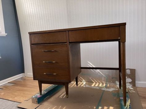 Check out the before and after incredible upcycle of this vintage desk. Painted furniture is a great way to decorate your bedroom on a budget. We love this furniture flip idea. Mid Century Desk Makeover, Midcentury Modern Furniture, Diy File Cabinet, Desk Makeover Diy, Diy Carport, Unique Dresser, Mid Century Modern Desk, Furniture Flip, Furniture Flips