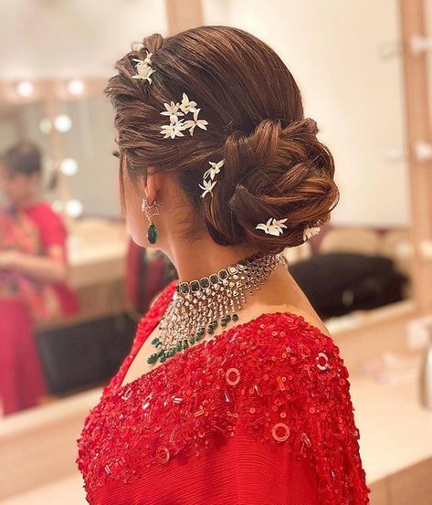 Charm Your Wedding Look By These Amazing Bun Hairstyles! Reception Hairstyles Indian, Bridal Hairdos, Reception Hairstyles, Hairstyles For Gowns, Hair Style On Saree, Wedding Bun, Saree Hairstyles, Hairstyles Design, Wedding Bun Hairstyles