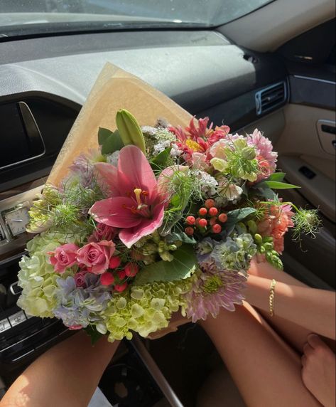 Pretty Boquet Aesthetic, Bouquet From Boyfriend, Getting Flowers From Him, Bouqette Of Flowers, Julianna Core, Birthday Floral Arrangements, Cute Flower Bouquets, Flower Boquettes, Hibiscus Flower Bouquet