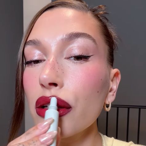 Hailey Bieber's Perfect Holiday Vampy Lip Only Requires 5 Products Haley Bieber Lips, Hailey Bieber Lip Combo, Hailey Bieber Lip Gloss, Makeup Looks Hailey Bieber, Hailey Bieber Red Lips, Blurred Red Lip, Hailey Bieber Makeup, Pink Eyeshadow Hailey Bieber, Celeb Makeup