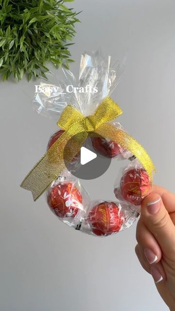 Easy_Crafts on Instagram: "Easy Crafts Ideas" Xmas Crafts With Candy, Christmas Gift Handmade Ideas, Candle Gift Ideas Christmas, Christmas Candy Diy Gifts, Diy Candy Gifts For Christmas, Christmas Gift Ideas For Friends Diy, Diy Christmas Teacher Gifts, Christmas Candy Gifts For Kids, Christmas Food Crafts Gifts