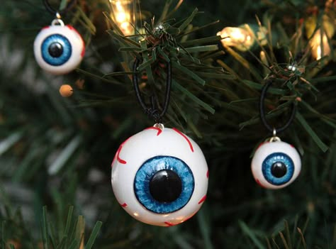 Zombie Christmas, Black Christmas Decorations, Halloween Christmas Tree, Christmas Booth, Eye Balls, Goth Christmas, Scary Christmas, Christmas Horror, Creepy Christmas