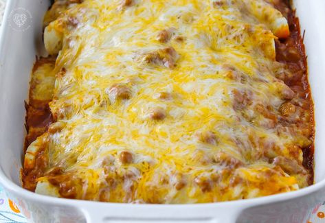 This Cheesy Chili Dog Casserole is pure comfort food. Hot dogs, chili, and cheddar cheese combined to make an easy and delicious meal. #hotdog #casserolerecipes Casserole Hotdog, Chilli Casserole, Corn Dog Casserole, Hot Dog Casserole, Chili Cheese Hot Dog, Hamburger Casseroles, Chili Dog Casserole, Cheesy Chili, Hamburger Meals