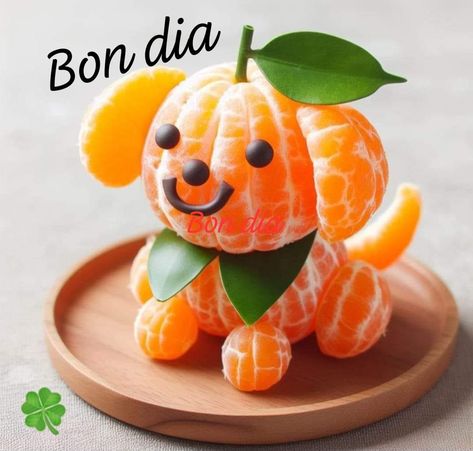 Fruit Carvings, Deco Fruit, Fruit Sculptures, Fruit Creations, Fruit Animals, Minion Pictures, Decorações Com Comidas, Food Art For Kids, Creative Snacks