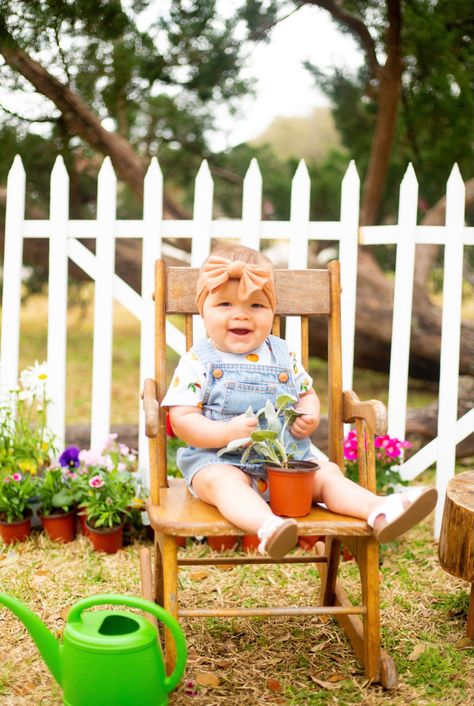 Baby photography Baby Spring Photoshoot, Daycare Photos, Spring Baby Pictures, Balance Photography, Milestone Photography, Baby Spring, Birthday Pics, Toddler School, Spring Photoshoot