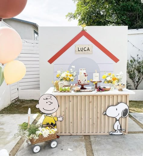 Charlie Brown Party Decorations, Charlie Brown And Snoopy Birthday Party, Camp Snoopy Birthday Party, Charlie Brown First Birthday, Snoopy Gender Reveal, Snoopy Birthday Party Decoration, Snoopy First Birthday Party, Peanuts Baby Shower Ideas, Snoopy Party Decorations