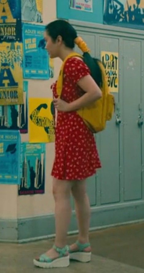 Lara Jean Aesthetic Outfits, Laura Jean Covey Outfits, Lara Jean Covey Outfits, Light Outfits, Jessica Alba Hair, Jean Peters, Coral Jeans, Jean Fits, Euphoria Fashion