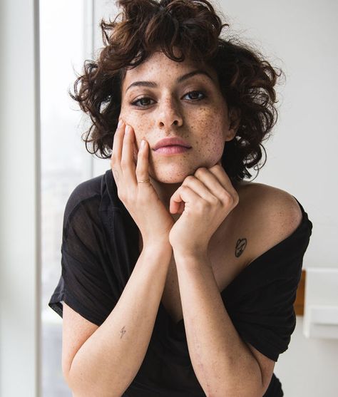 Inside Alia Shawkat's beauty routine | NYLON Bob Perm, Alia Shawkat, Nylon Magazine, Steve Carell, Short Curly Hair, Looks Style, Beauty Routines, Gq, Curly Hair