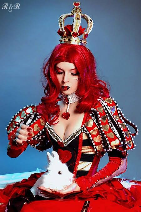 Alice Costume, Alice In Wonderland Dress, Lizzie Hearts, Heart Costume, Queen Of Hearts Costume, Creepy Halloween Makeup, Alice In Wonderland Costume, Wonderland Costumes, Alice In Wonderland Tea Party