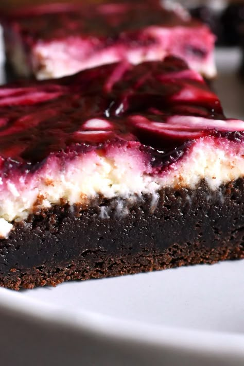 Blackberry Cheesecake Brownies Blackberry Cheesecake Brownies Recipe, Chewy Chocolate Brownies, Blackberry Dessert, Icebox Cakes, Apple Crisps, Fruit Desert, Cheesecake Brownies Recipe, Easy Sandwich, Blackberry Cheesecake