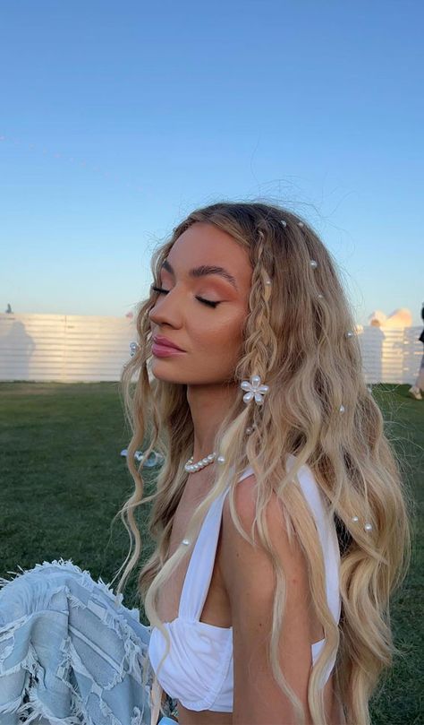 Edc Hair, Mode Coachella, Rave Hairstyles, Festival Hairstyles, Music Festival Hair, Coachella Hair, Edm Music Festivals, Festival Make Up, Concert Hairstyles