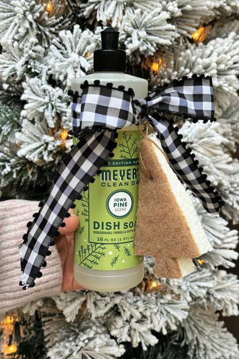 Happy Gifting || Easy Hostess Gift - Southern State of Mind Blog by Heather Meyers Gift Idea, Dish Soap Neighbor Gift, Hand Towel Christmas Gift Ideas, Hostess Christmas Gift Ideas, Simple Hostess Gifts, Hostess Gift Ideas House Guests, Hostess Gift Ideas Christmas, Small Party Gifts, Hostess Gifts Christmas