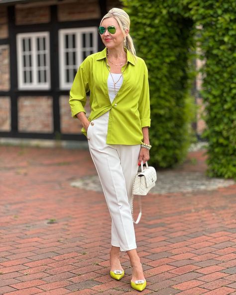 Outfit Camisa Verde, My Style Over 50, Lime Green Blouse, Outfit Elegantes, Outfits For Women, Casual Chic Outfit, Good Evening, Green Blouse, Fashion Over 50