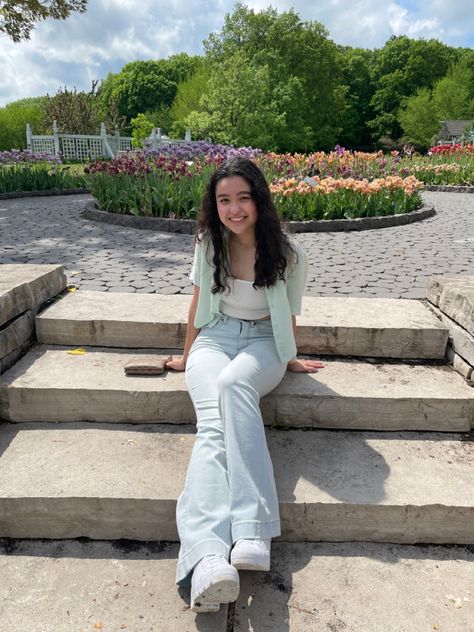 flowers tulips stairs spring summer pastel arboretum garden outfit flare jeans converse green blue Pastel Floral Outfit, Pastel Ootd, Soft Pastel Outfit Aesthetic, Trendy Pastel Summer Sneakers, Pastel Platform Converse, Pastel Converse Aesthetic, Tourist Outfit, Outfits Pastel, Pastel Outfit