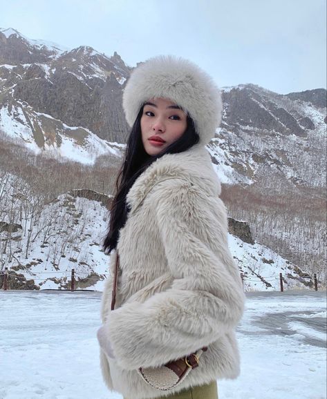 Russian Style Fashion, Fur Hat Outfit, Russian Clothing, Winter Fur Hat, Hat Aesthetic, Russian Winter, Winter Outfits Aesthetic, Winter Fur Coats, Fur Headband