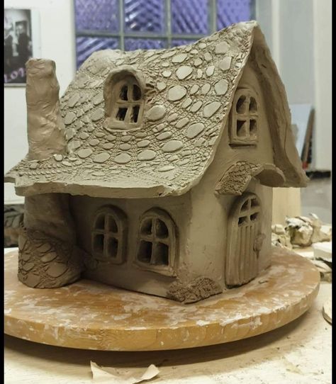 Air Dry Clay Cottage, Template For Clay House, Small Clay Houses, Clay Cottage House, Ceramic Architecture Model, Clay Tree House, Slab House Ceramics, Ceramic Hobbit House, Clay House Sculpture