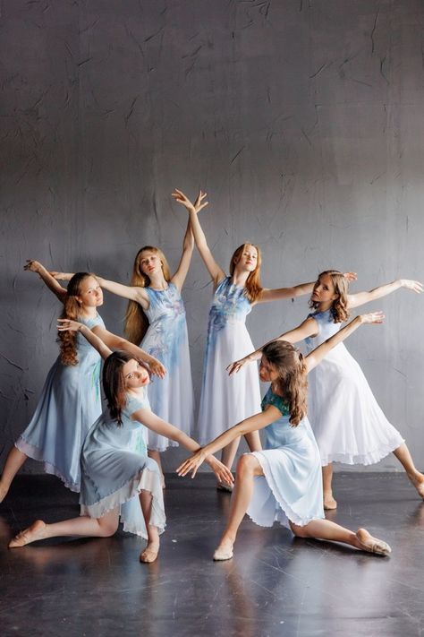 Contemporary Poses Dancers, Ballet Group Poses, Acro Dance Poses, Dance Group Photos, Dance Group Photography, Group Dance Poses, Dance Formations, Dance Team Photography, Ballet Photography Poses