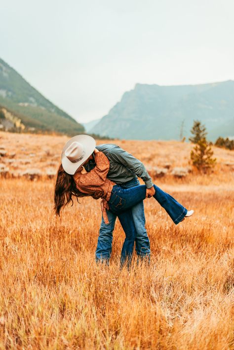 Engagement Photo Outfits Country, Cute Fall Engagement Outfits, Cute Western Engagement Photos, Engagement Photoshoot Ideas Western, Engagement Photos On A Farm, Montana Couples Photoshoot, Winter Western Engagement Photos, Fall Western Couples Photoshoot, Engagement Photos Cowboy Hat