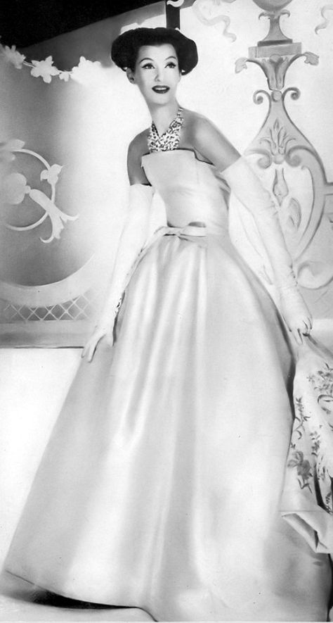 Dior Wedding Gown, Dior Bridal, Dior Wedding Dresses, Dior Wedding, Royal Ball Gowns, Wedding Dress Buttons, Vintage Evening Gowns, Dior Collection, Dior Dress