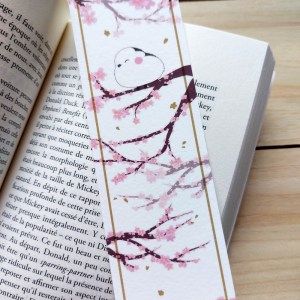 Marque-page/Bookmark Bibi l'oiseau et fleurs de cerisier/cherry blossom Page Bookmark, Marques Pages, Bookmark Ideas, Coral Watercolor, Creative Bookmarks, Sakura Flower, Japan Aesthetic, Cute Patterns Wallpaper, Book Making