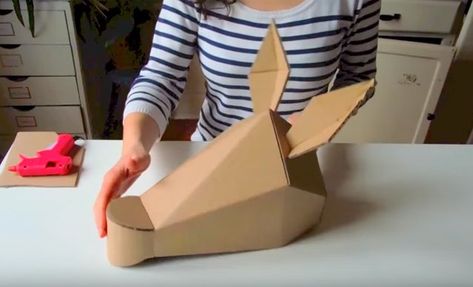 Tutoriel en vidéo pour fabriquer un masque tête d'âne en carton. Les astuces créatives de Système D. Recycled Costumes For Kids, Diy Horse Toys, Donkey Mask, Donkey Costume, Horse Head Mask, Goat Mask, Lion King Costume, Cardboard Mask, Horse Mask