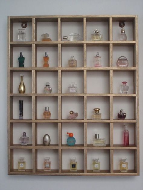 5 ideias criativas para organizar os seus perfumes | CASA.COM.BR Perfume Collection Display, Koleksi Parfum, Penyimpanan Makeup, Perfume Organizer, Perfume Storage, Dream Closet Design, Walk In Closet Design, Perfume Display, Organizer Ideas