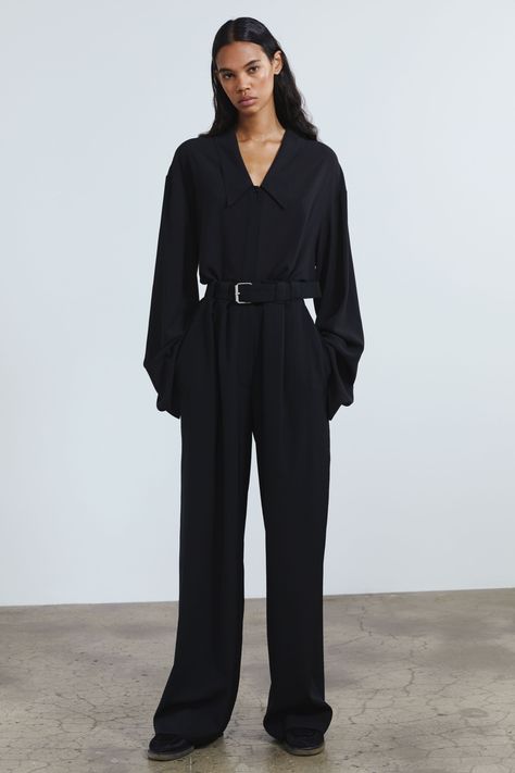 Black Outfit Woman, Black Minimal Outfit, Full Black Outfit, High Class Fashion, Smart Casual Work, Jumpsuit Fall, Black Minimal, Work Chic, What Should I Wear