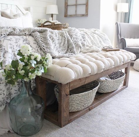 DIY Basket Weave Bench Bedroom Bench Diy, Diy Basket Weaving, Cushion Bench, Zimmer Diy, End Of Bed Bench, Bed Bench, Diy Bench, Diy Basket, Bedroom Bench