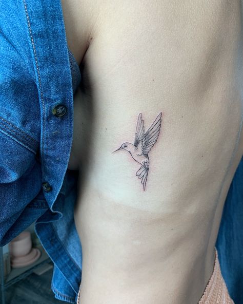 Cutie hummingbird ! Thank you for trusting me with your first tattoo! ★・・・・・・★・・・・・・★ • • • • • • • #hummingbird #hummingbirdtattoo #birdtattoo #finelinetattoo #backtattoo #ribtattoo #customtattoo #daintytattoo #tattooideas #tattooing #tattooinspiration #tattooink #tattooartist #privatetattoostudio #tattoodesign #tattoo Hummingbird Tatoos Woman, Cute Hummingbird Tattoo, Hummingbird Rib Tattoo, Hummingbird Tatoos, Dainty Hummingbird Tattoo, Tattoo Hummingbird, Small Hummingbird Tattoo, Hummingbird Tattoo, Side Tattoos