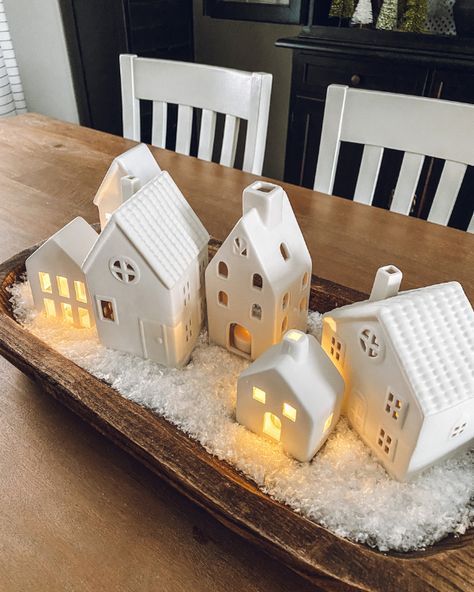 Lit up white ceramic houses in the snow in a dough bowl Winter Bread Bowl Decor, Wooden Bowl Christmas Decor, Bowl Styling, Dough Bowl Centerpiece, Bowl Decor, Holiday Table Centerpieces, Bowl Ideas, Minimalist Christmas Decor, White House Christmas