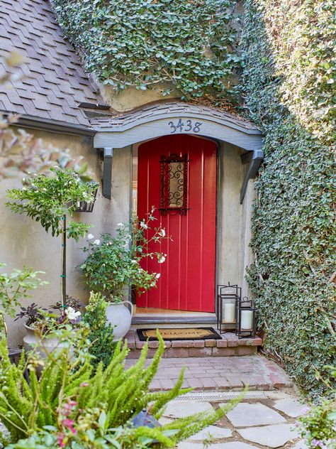 My Secret Front Yard Is Finally Revealed - Emily Henderson #landscaping #homeexterior #beforeandafter #englishcottage Red Orange Front Door, Cottage Color Scheme, Cottage Front Yard, Orange Front Door, Front Door Decor Ideas, Door Decor Ideas, Best Front Door Colors, White Front Door, Patio Railing